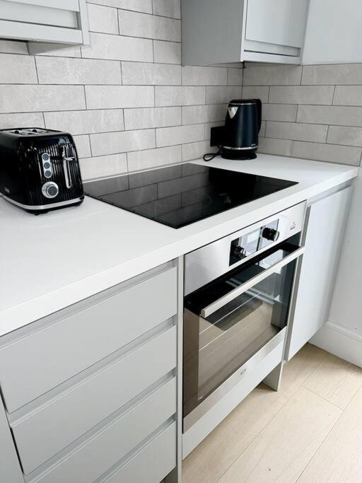 런던 Londwell, Luxe And Leaves, Chelsea Flat With Private Garden 아파트 외부 사진
