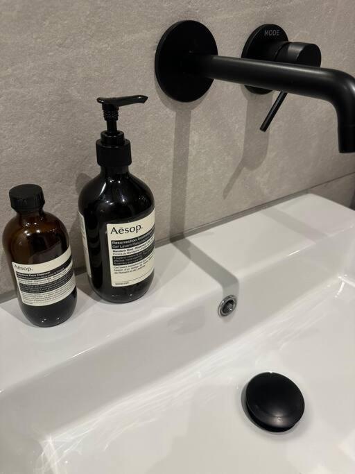 런던 Londwell, Luxe And Leaves, Chelsea Flat With Private Garden 아파트 외부 사진