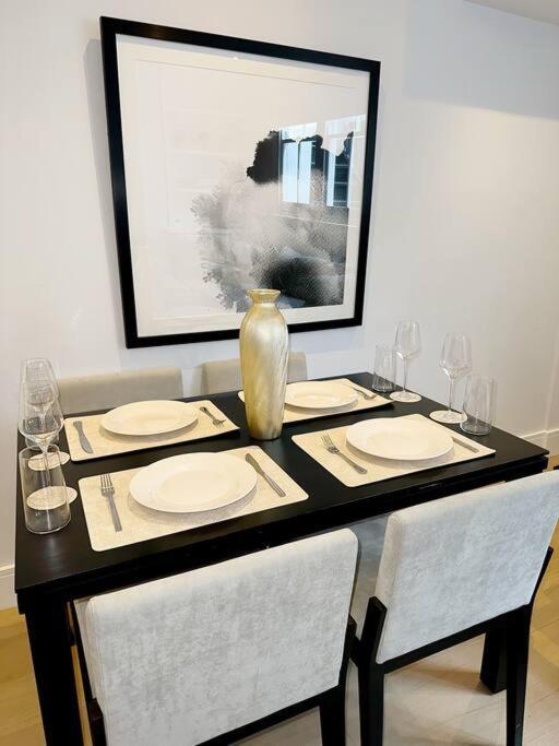 런던 Londwell, Luxe And Leaves, Chelsea Flat With Private Garden 아파트 외부 사진