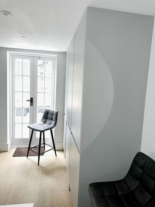 런던 Londwell, Luxe And Leaves, Chelsea Flat With Private Garden 아파트 외부 사진