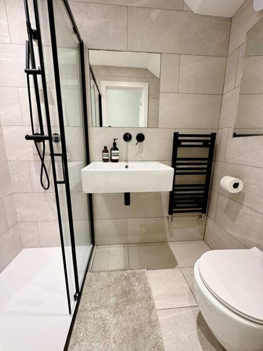 런던 Londwell, Luxe And Leaves, Chelsea Flat With Private Garden 아파트 외부 사진