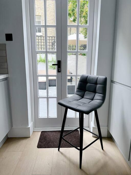 런던 Londwell, Luxe And Leaves, Chelsea Flat With Private Garden 아파트 외부 사진